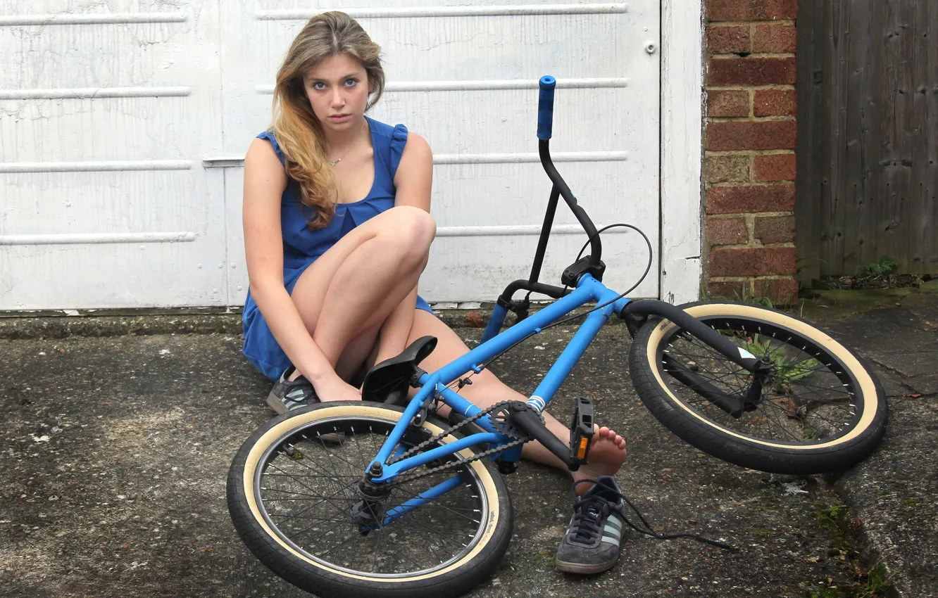 Фото обои девушка, велосипед, ситуация