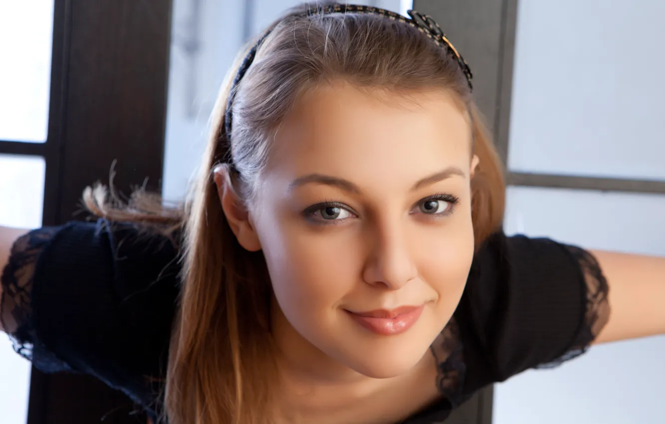 Фото обои взгляд, девушка, улыбка, модель, губы, nikia, Nikia A, Nikia