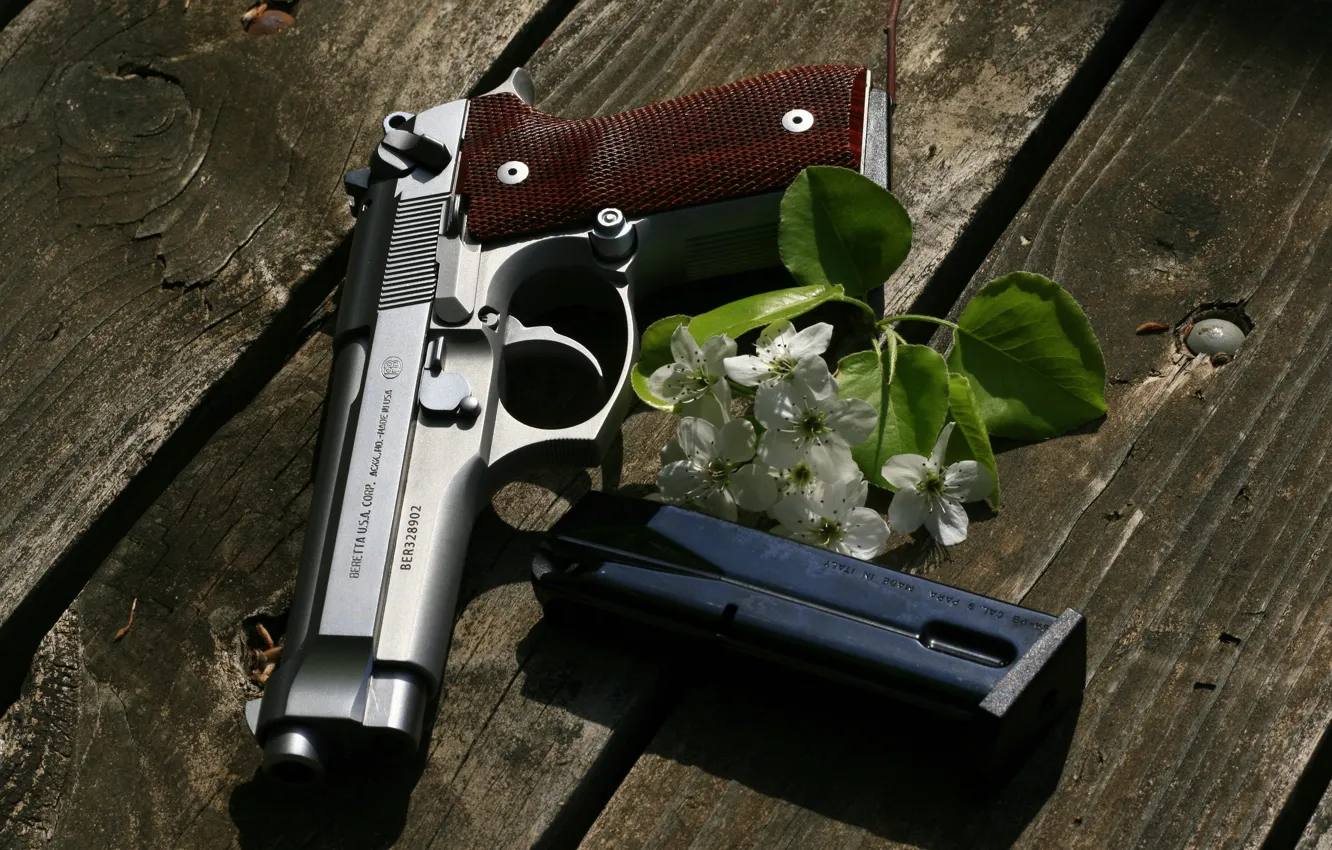 Фото обои пистолет, оружие, доски, Beretta, самозарядный