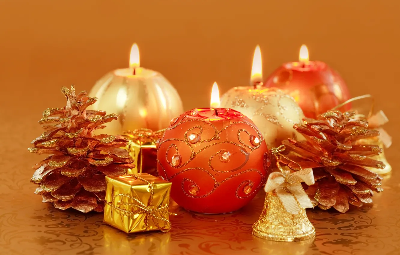 Фото обои праздник, свечи, Новый Год, Рождество, декорации, шишки, золотые, свечки