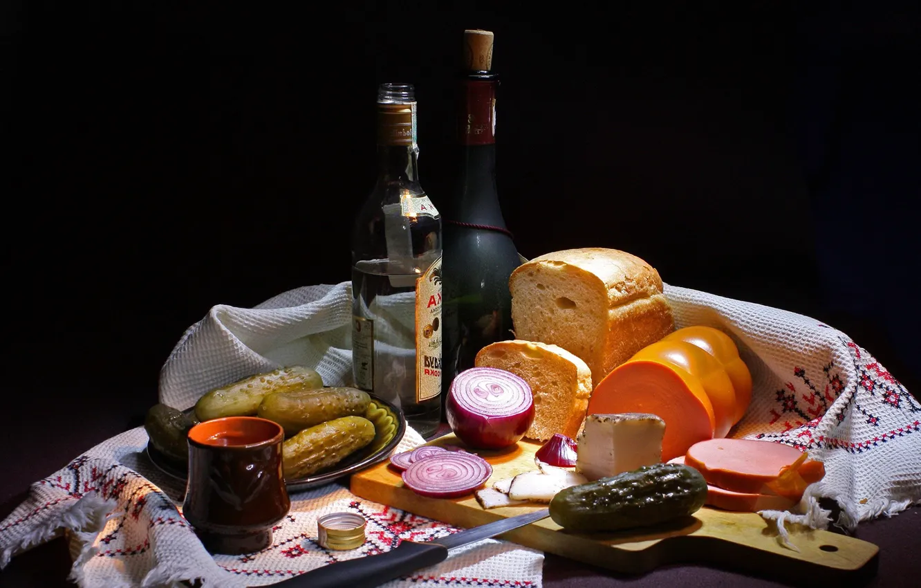 Фото обои бутылка, лук, хлеб, водка, колбаса, огурцы