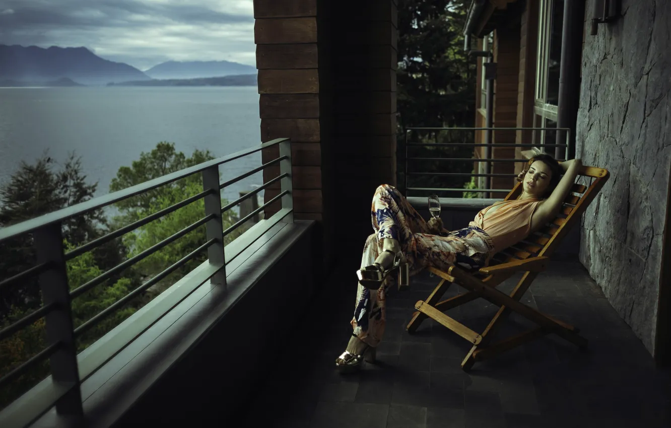 Фото обои девушка, отдых, бокал, балкон