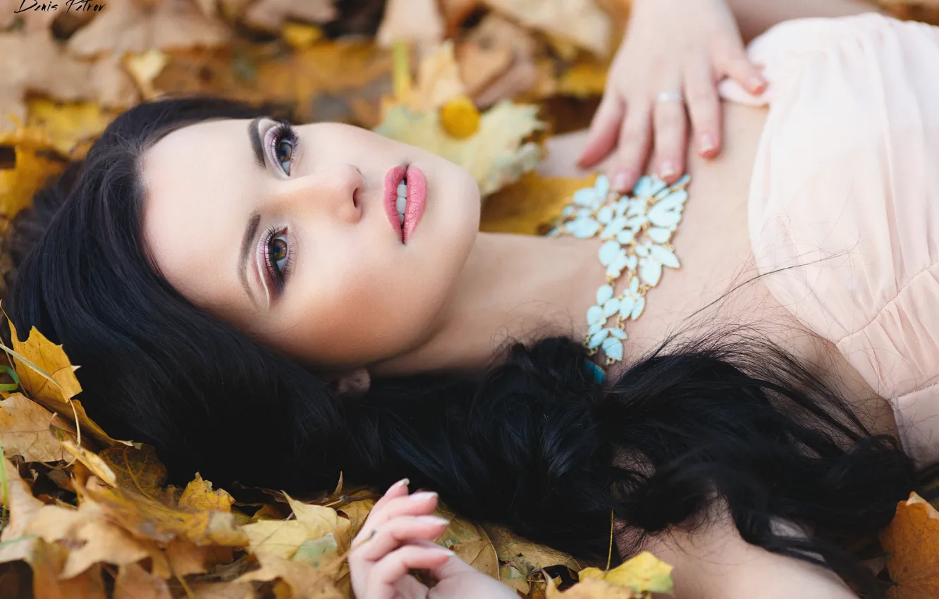 Фото обои осень, девушка, листва, макияж, брюнетка