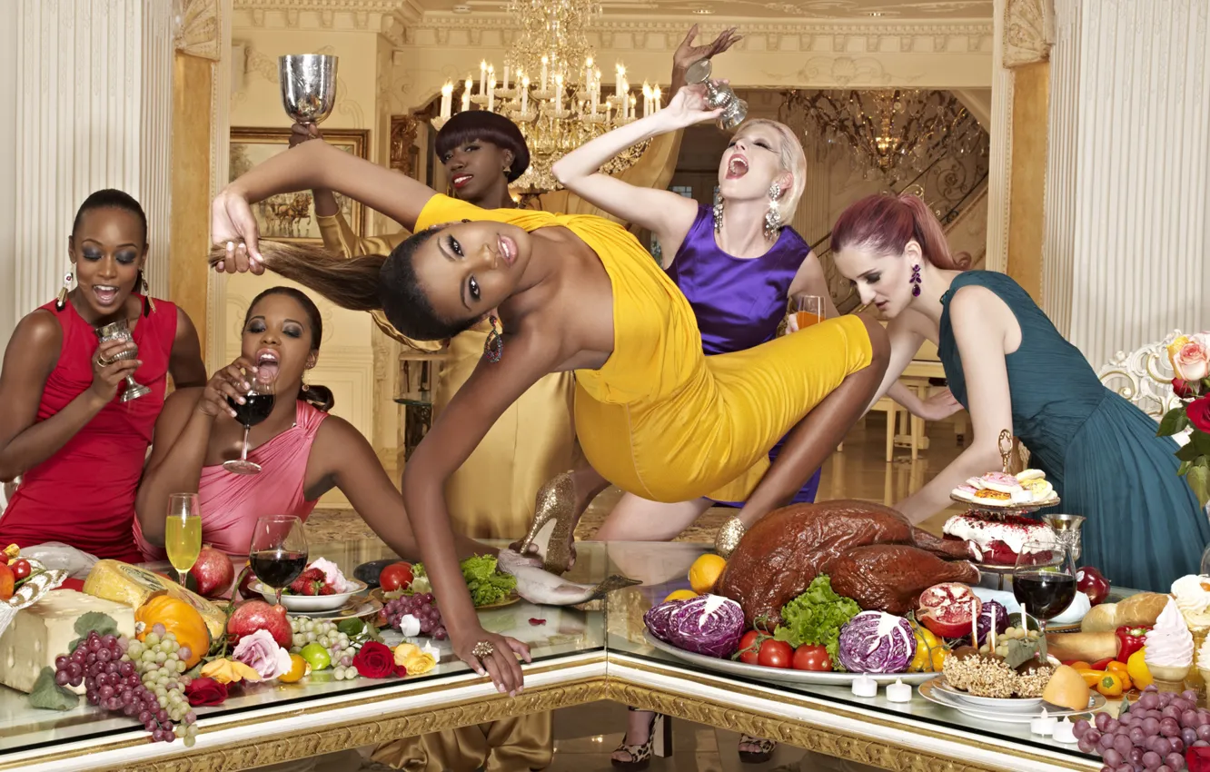 Фото обои стол, вино, бокал, еда, интерьер, блондинка, мясо, шоу