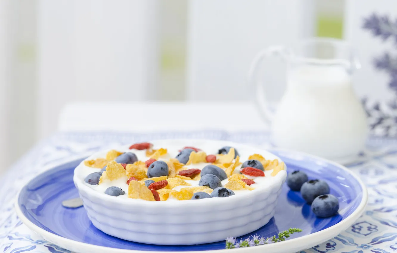 Фото обои ягоды, молоко, хлопья, изюм, летний завтрак