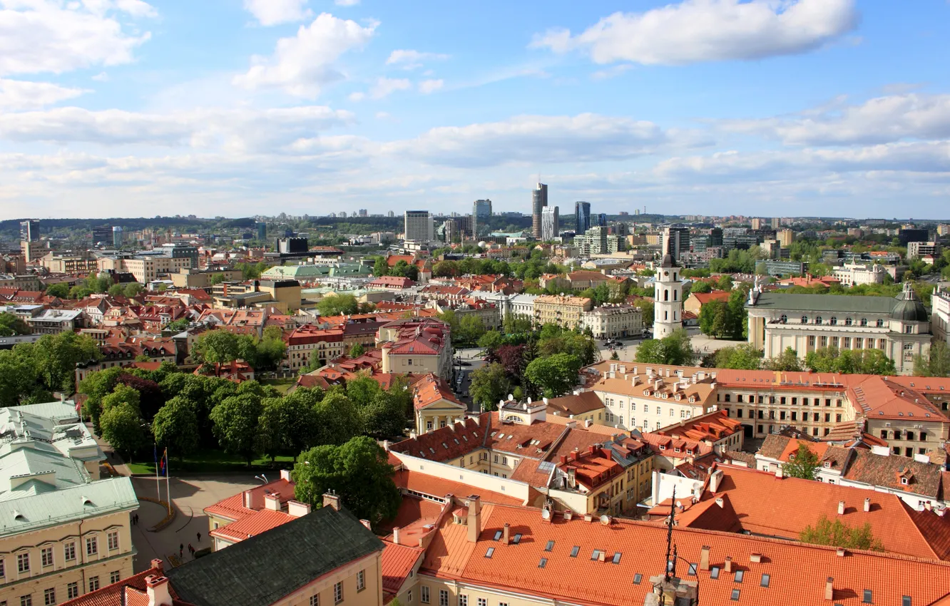 Фото обои небо, облака, дома, крыши, вид сверху, улицы, Литва, Vilnius