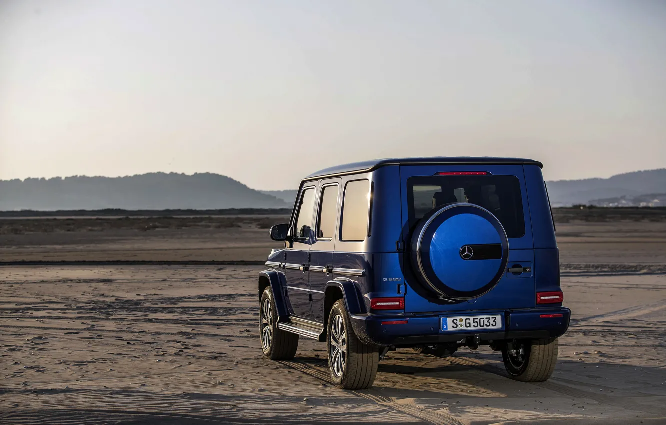 Фото обои песок, синий, следы, Mercedes-Benz, внедорожник, 4x4, 2018, G-Class