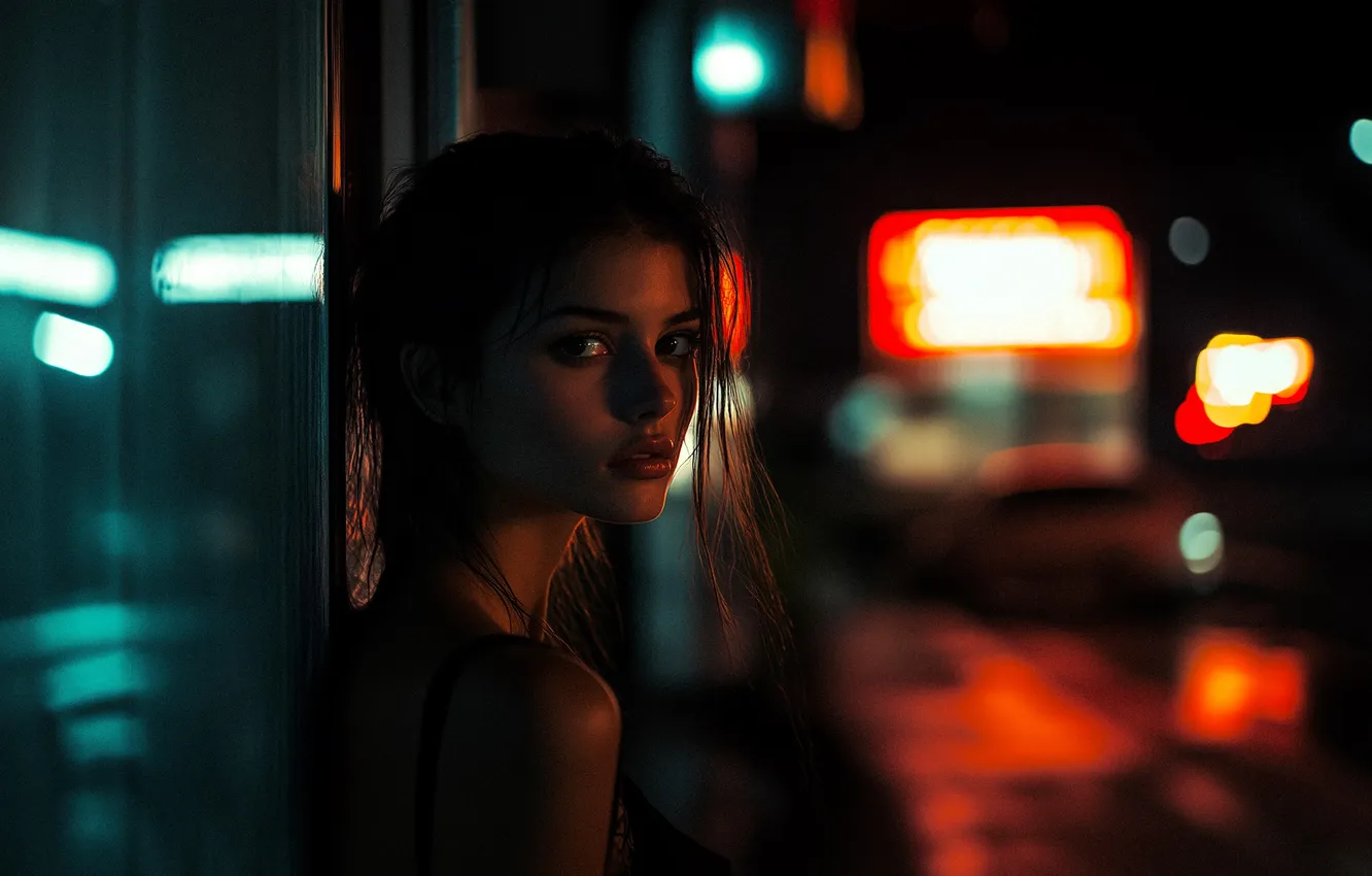 Фото обои girl, Model, city lights, street, brunette, reflection, portrait, dark eyes