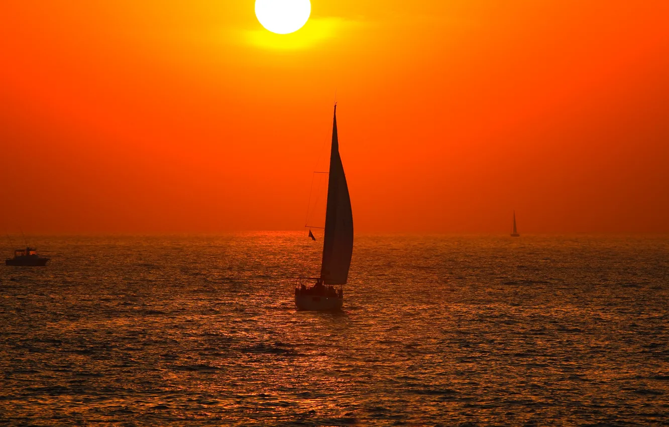 Фото обои море, небо, солнце, закат, лодка, парус, увтер