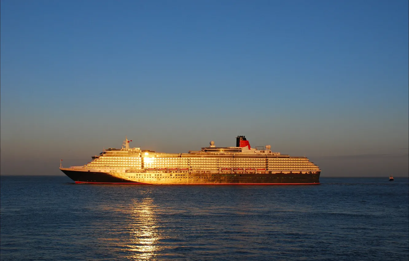 Фото обои sea, ocean, sunset, seascape, sunlight, Queen Victoria, transatlantic, cruise ship