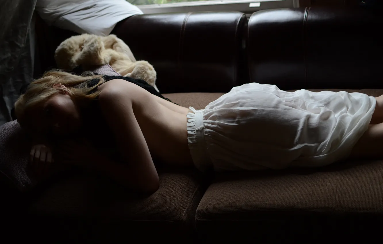 Фото обои девушка, диван, юбка, окно, блондинка