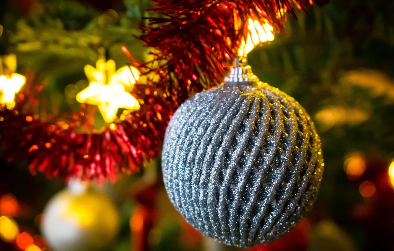 Фото обои зима, праздник, шар, шарик, серебристый, Рождество, Новый год, мишура