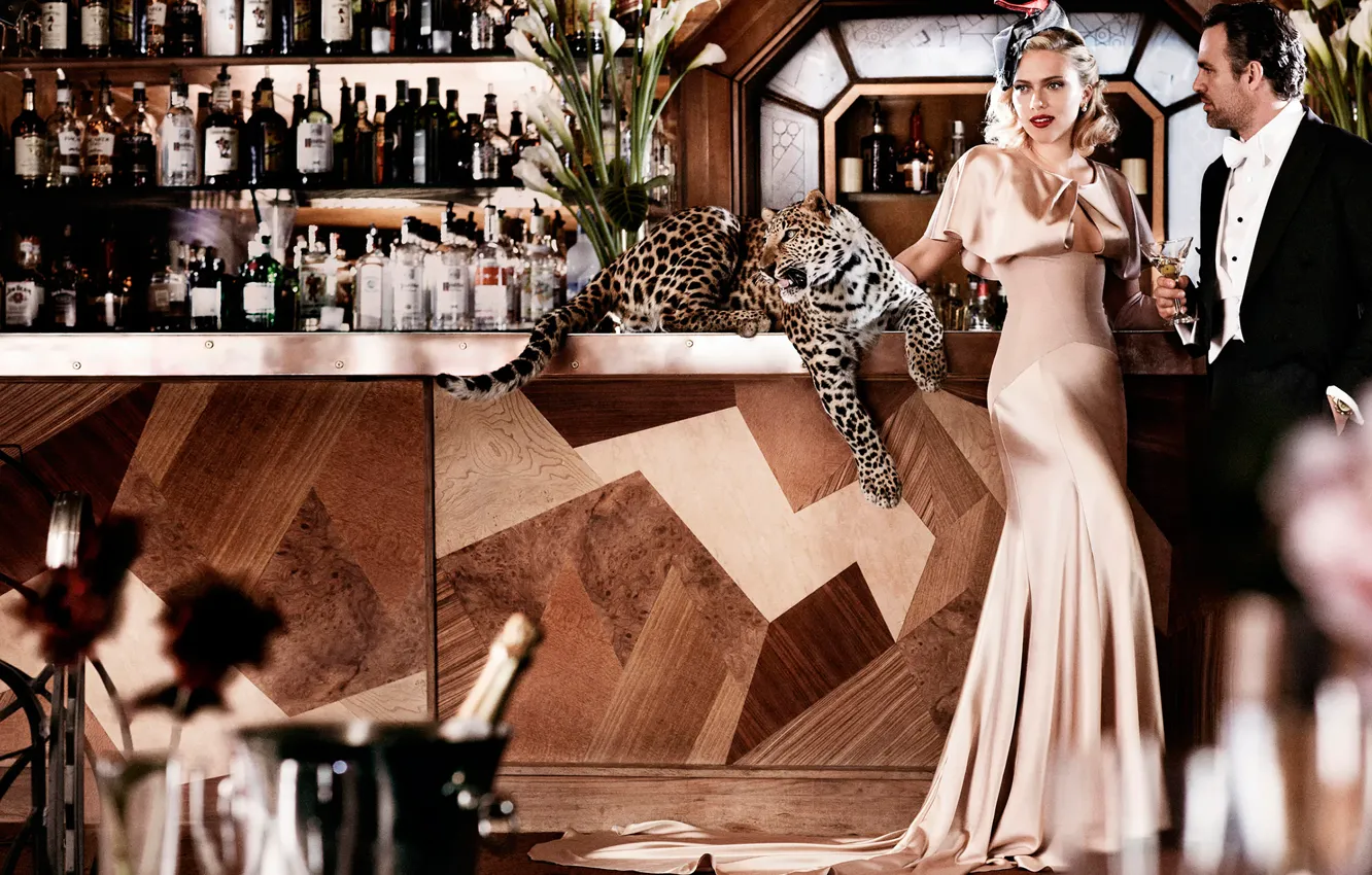 Фото обои бар, журнал, фотосессия, Vogue, Scarlett-Johansson