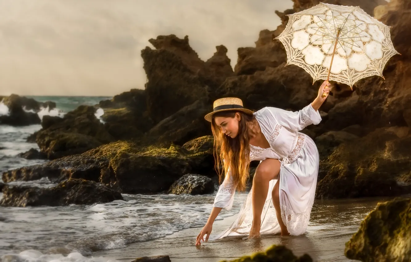 Фото обои море, девушка, поза, зонтик, настроение, скалы, платье, шляпка