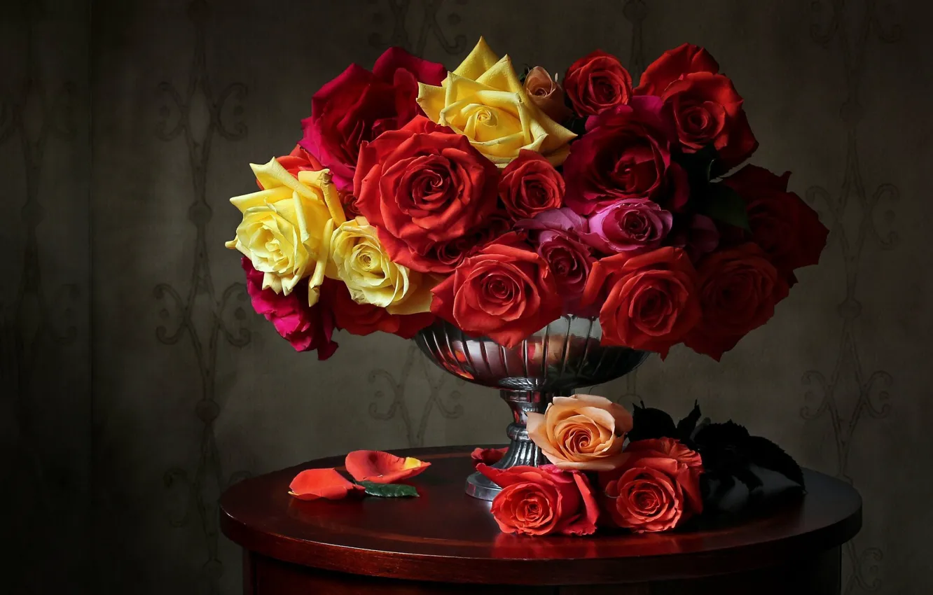 Фото обои розы, лепестки, ваза, разноцветные, столик