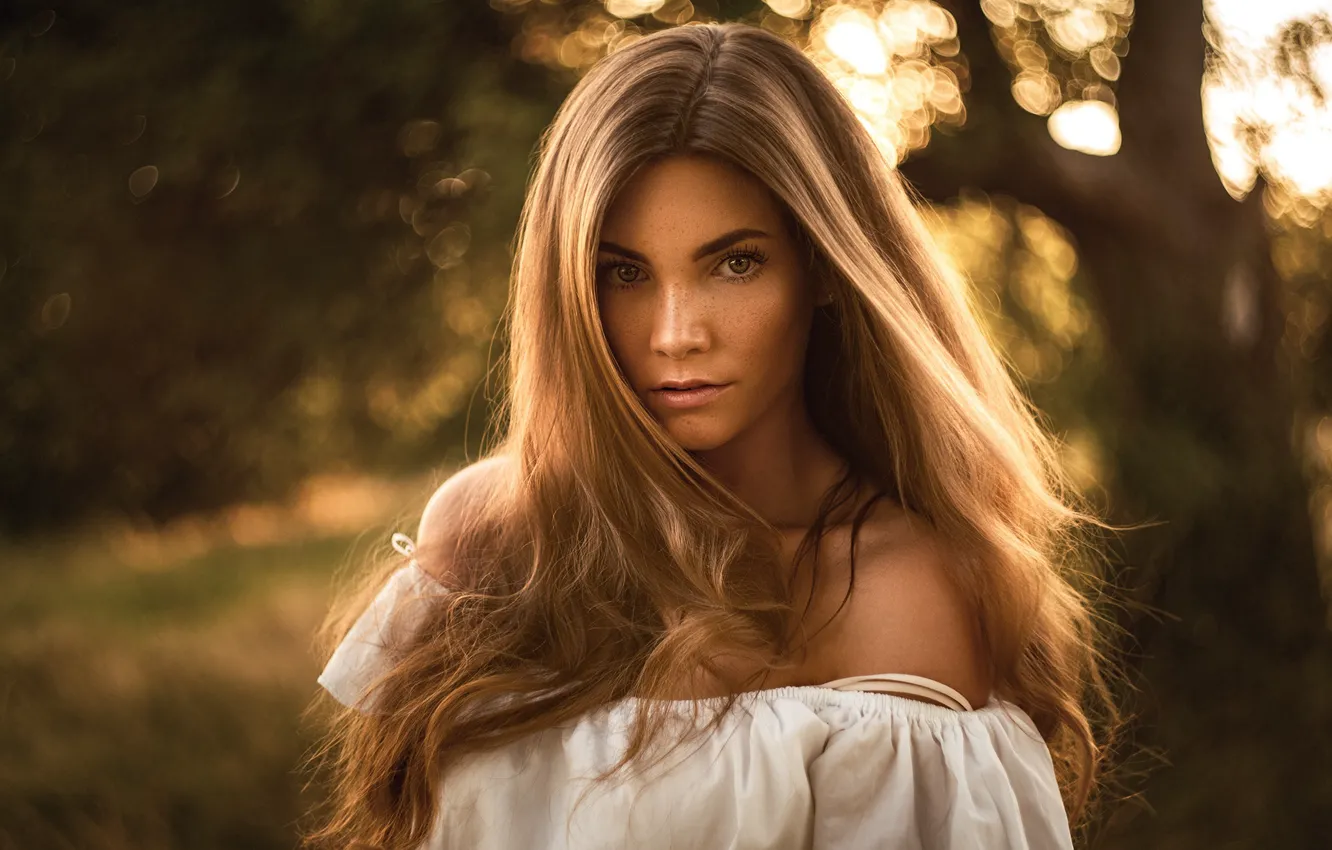 Фото обои взгляд, девушка, блики, портрет, майка, веснушки, light, шатенка