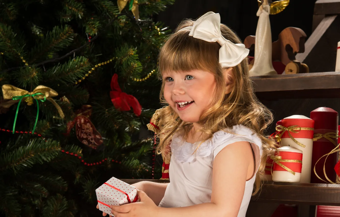 Фото обои улыбка, праздник, коробка, подарок, елка, новый год, девочка, бант