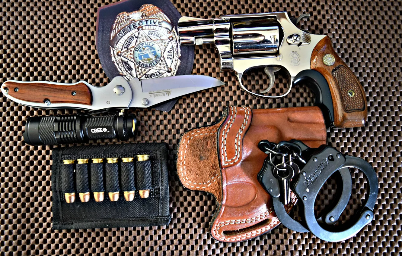 Фото обои оружие, значок, нож, фонарик, наручники, colt