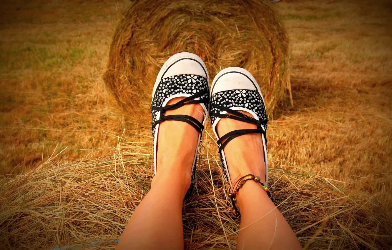 Фото обои ноги, обувь, загар, сено, legs, hay