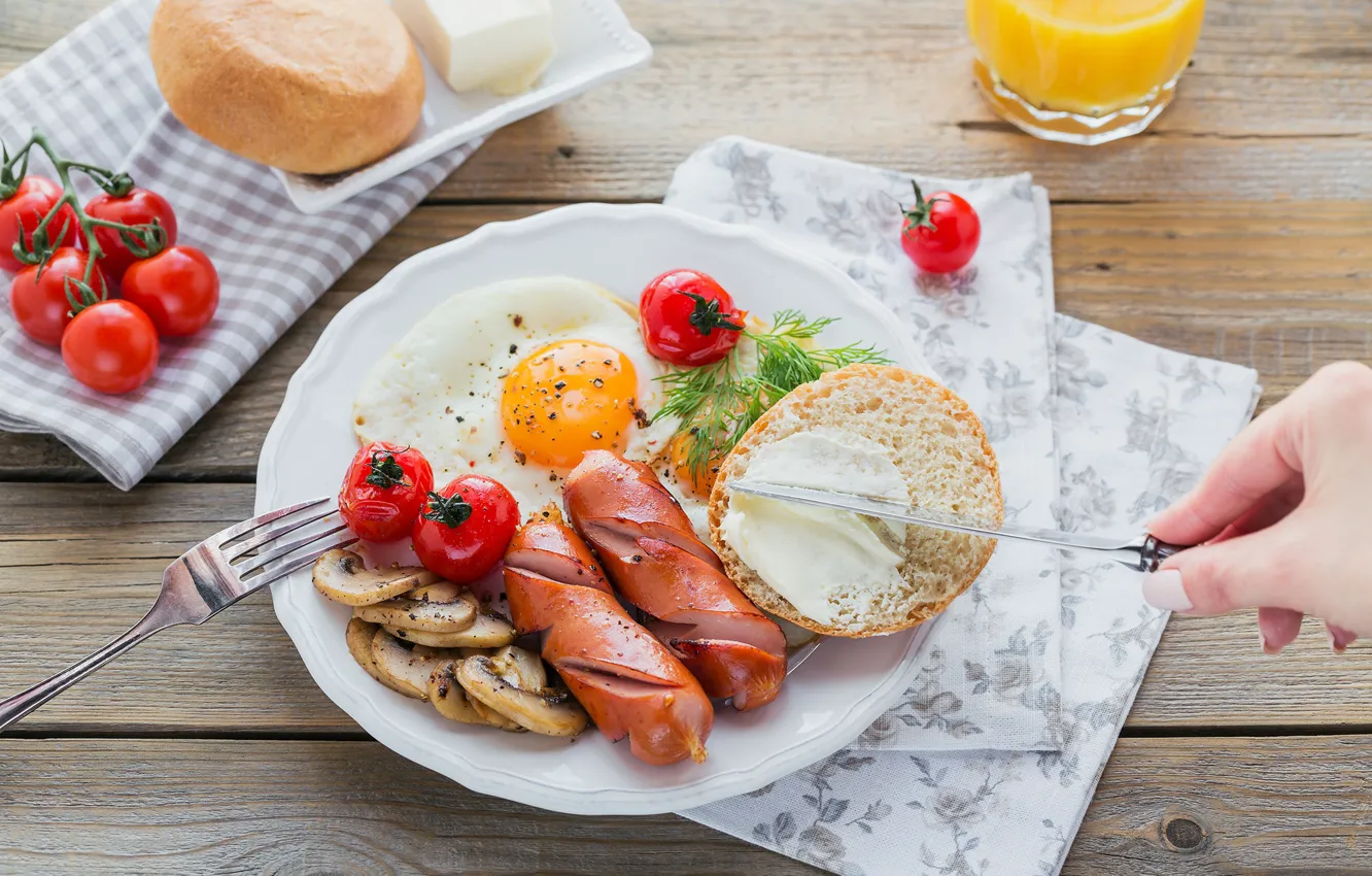 Фото обои грибы, сосиски, завтрак, сок, тарелка, яичница, бутерброд, помидоры