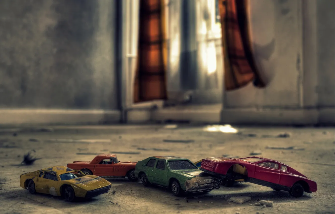 Фото обои комната, игрушки, окно, шторы, автомобили, солнечный свет