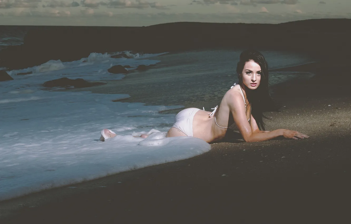 Фото обои песок, купальник, вода, девушка, волна, брюнетка