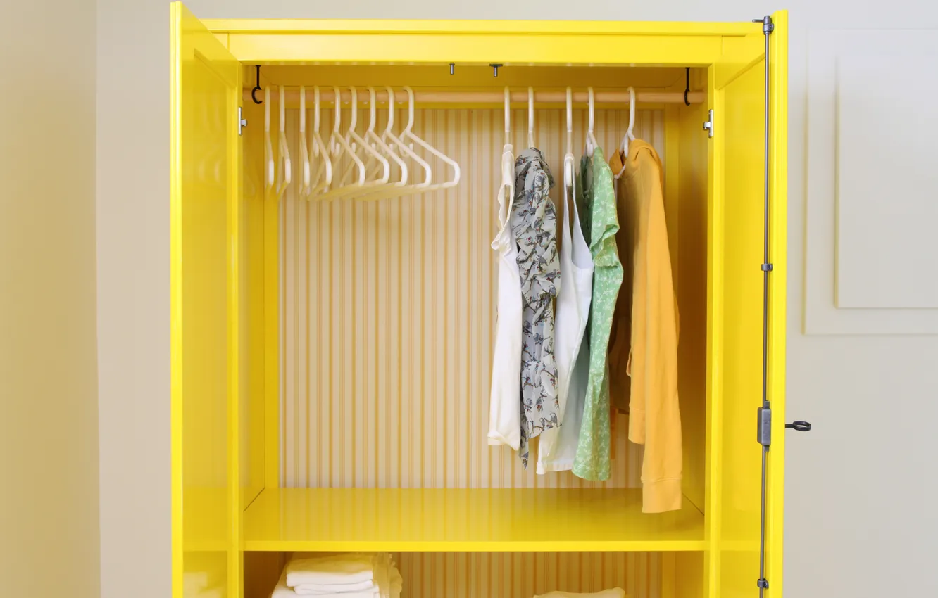 Фото обои желтый, вещи, шкаф, вешалки, гардероб