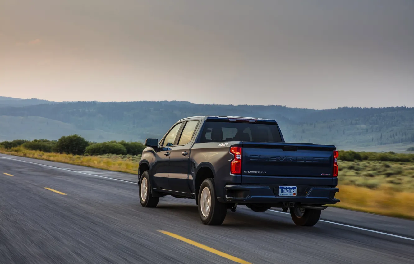 Фото обои дорога, равнина, Chevrolet, пикап, Silverado, тёмно-синий, 2019, RST