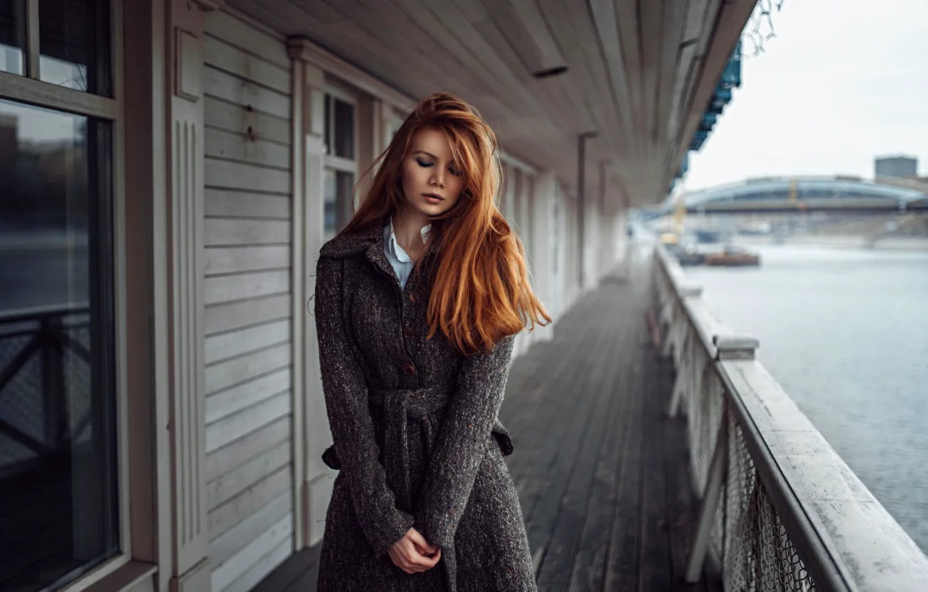 Фото обои девушка, река, Россия, рыжеволосая, пальто, Георгий Чернядьев, Тоня