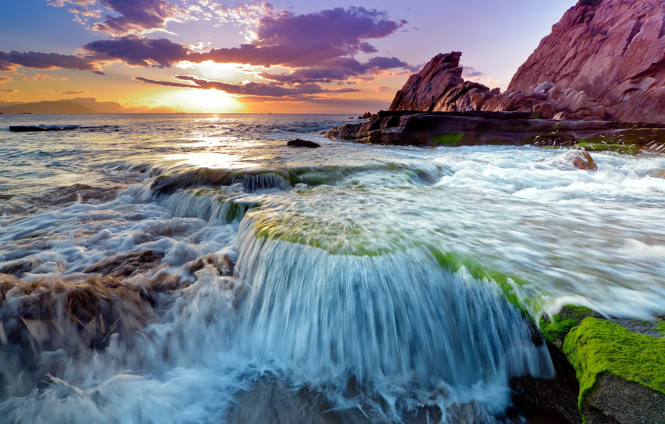 Фото обои море, волны, солнце, облака, камни, скалы