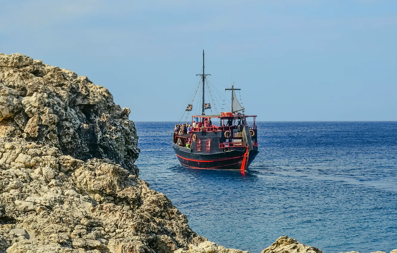 Фото обои море, небо, скалы, отдых, корабль, Кипр
