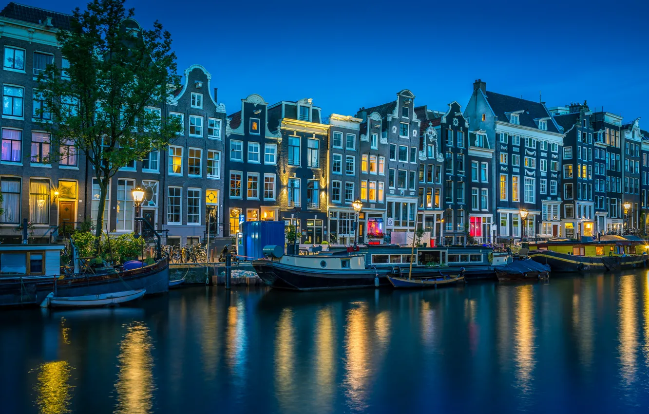 Фото обои город, дома, лодки, вечер, освещение, Амстердам, фонари, канал