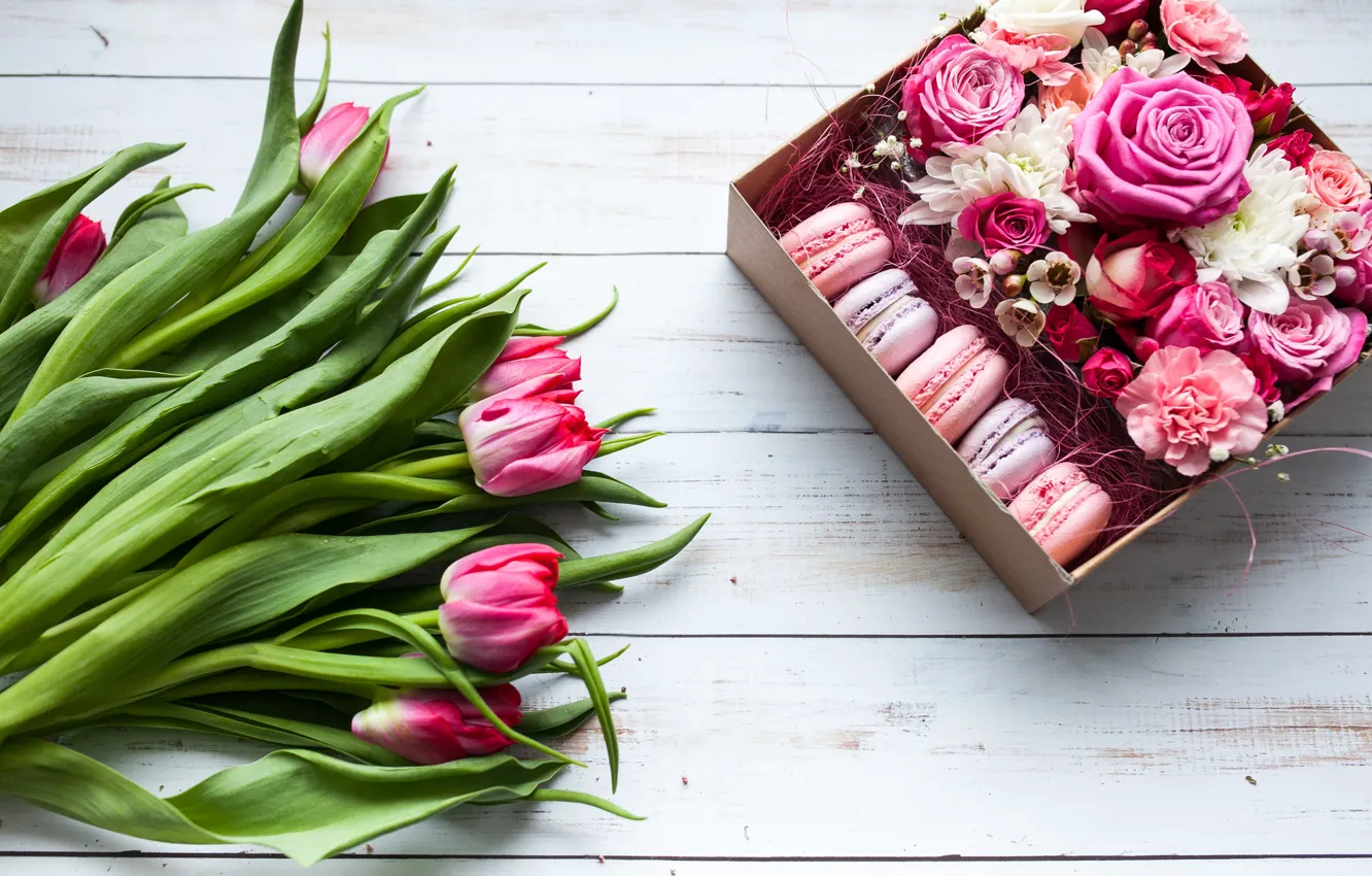 Фото обои цветы, коробка, подарок, букет, wood, pink, тюльпанов, macaron