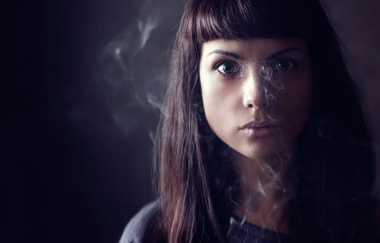Фото обои взгляд, девушка, дым, удивление