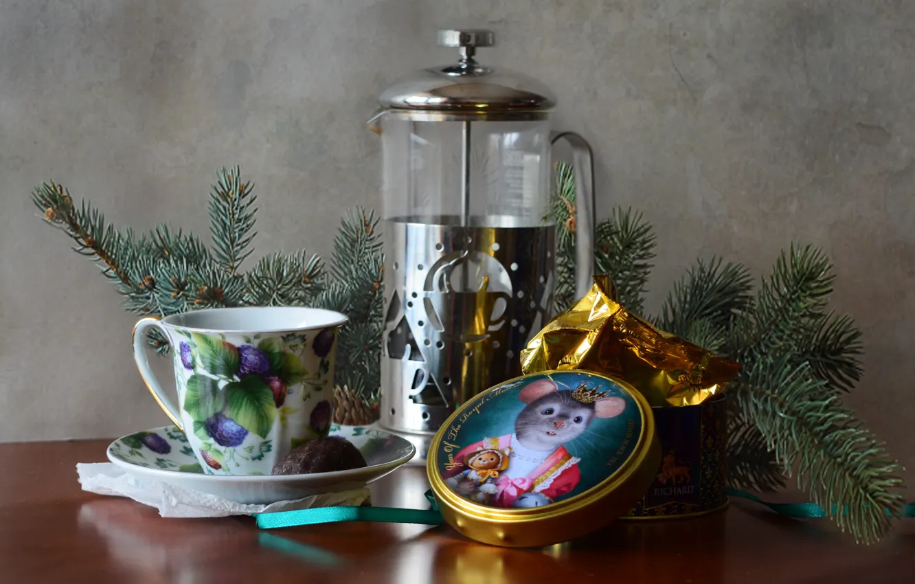 Фото обои стол, чай, новый год, чайник, лента, чашка, ёлка, натюрморт