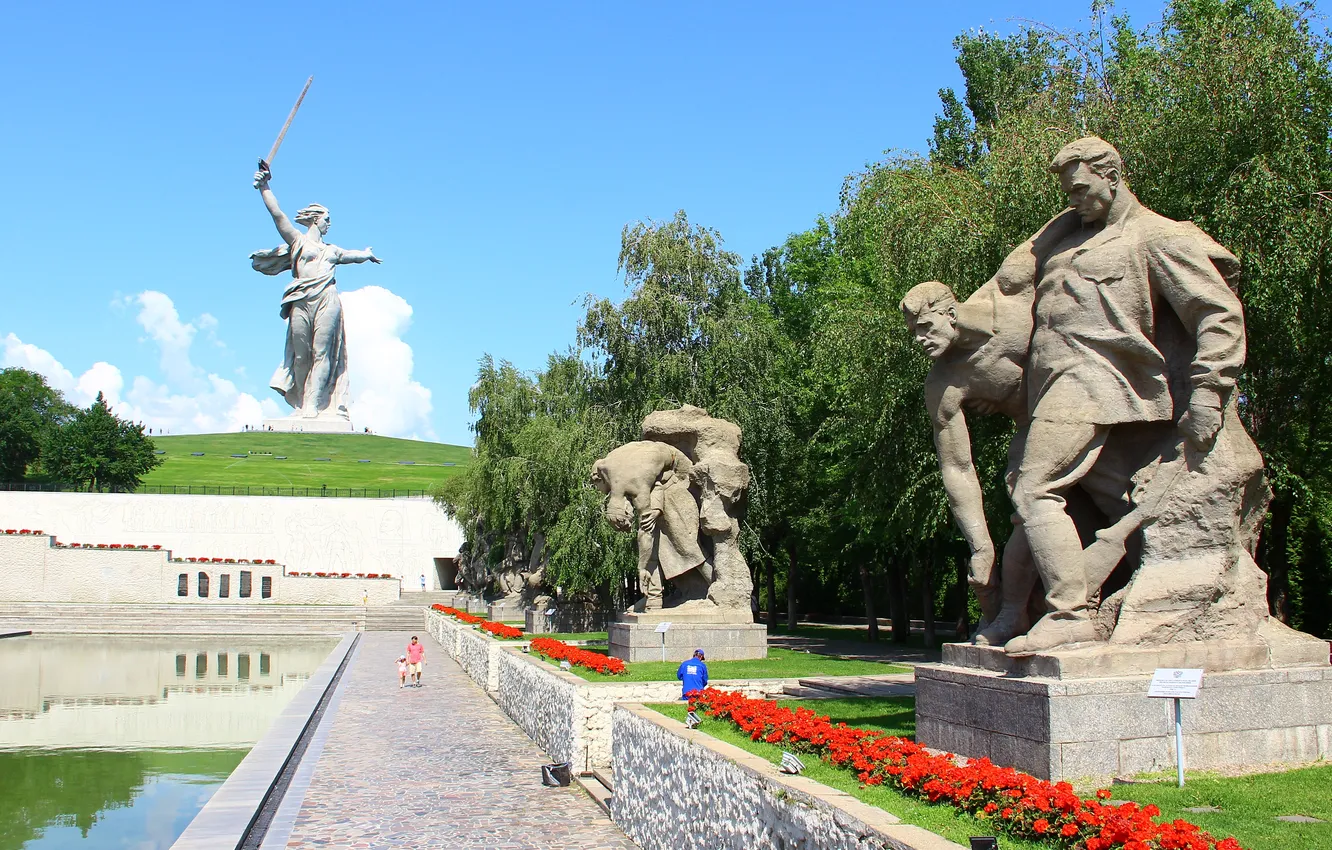 Фото обои Цветы, Деревья, Память, Волгоград, Volgograd, Мамаев курган, Скульптуры, Mamayev Kurgan