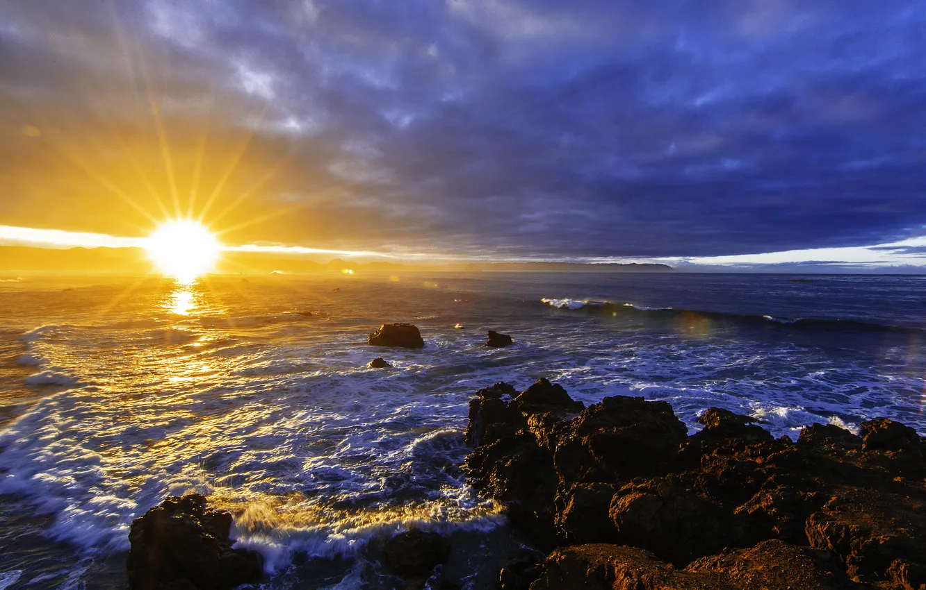 Фото обои море, волны, тучи, камни, рассвет, побережье, лучи солнца