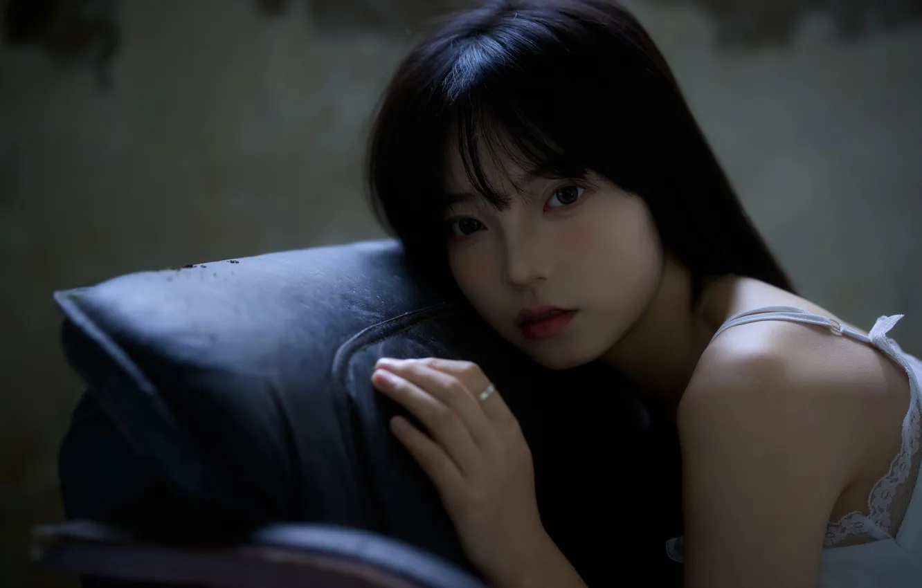Фото обои Dark, Beautiful, Asian, Model, Woman, Sofa, Cute, Pretty