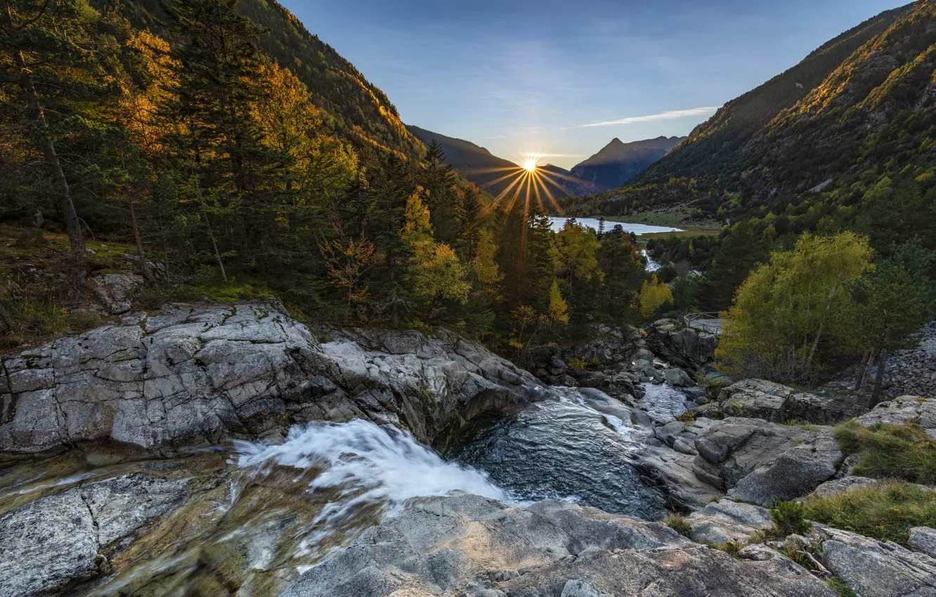 Фото обои солнце, лучи, деревья, пейзаж, закат, горы, природа, река, Испания, национальный парк, Пиренеи, Айгестортес