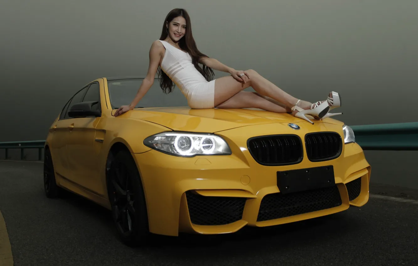 Фото обои взгляд, Девушки, BMW, азиатка, красивая девушка, желтый авто, сидит на капоте