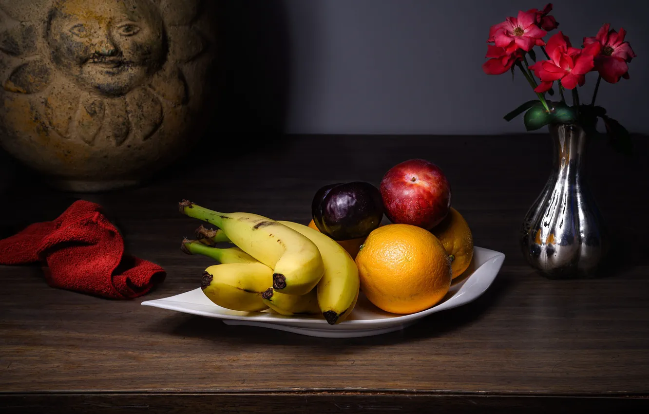Фото обои цветы, стол, розы, полотенце, апельсины, тарелка, бананы, красные