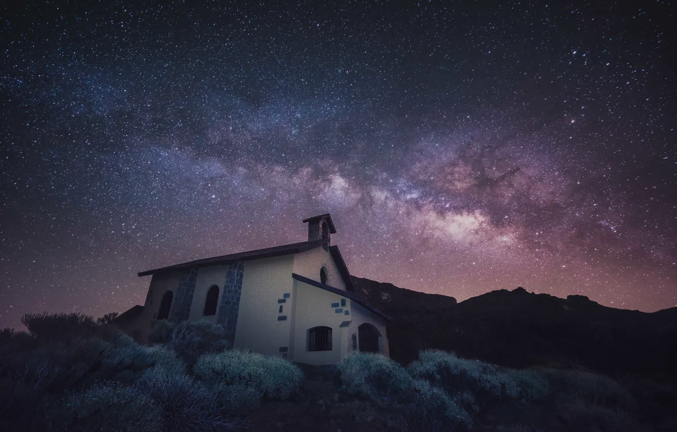 Фото обои космос, звезды, гора, церковь, Млечный Путь