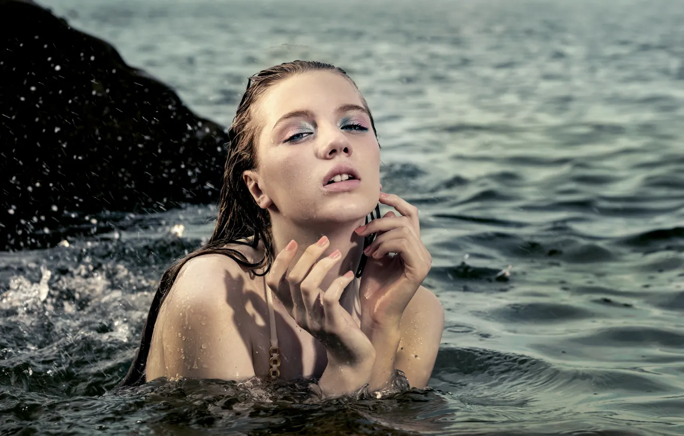 Фото обои море, взгляд, вода, девушка, ситуация, руки, макияж