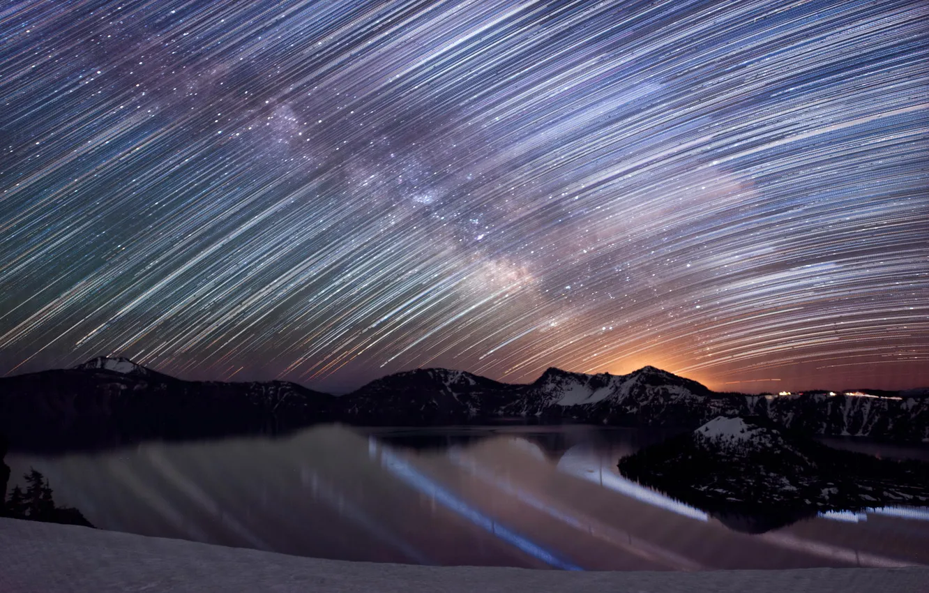 Фото обои лес, небо, звезды, горы, ночь, озеро, выдержка, панорама