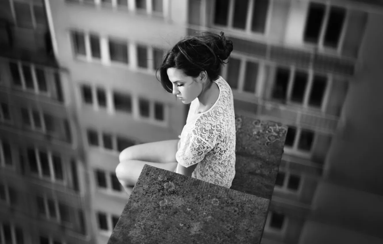 Фото обои крыша, девушка, фото, высота, фотограф, черно-белое, girl, сидит