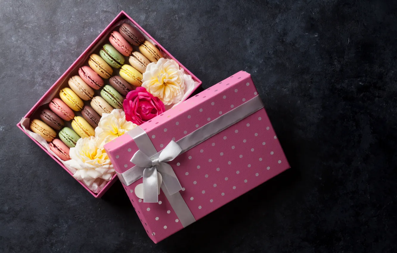 Фото обои цветы, коробка, печенье, box, flower, декор, sweet, macaroon
