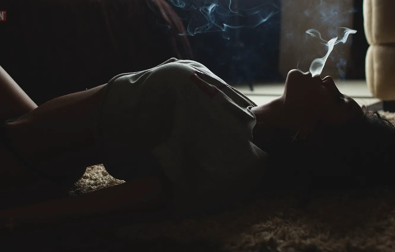Фото обои девушка, поза, модель, дым, тело, брюнетка, тату, Евгения
