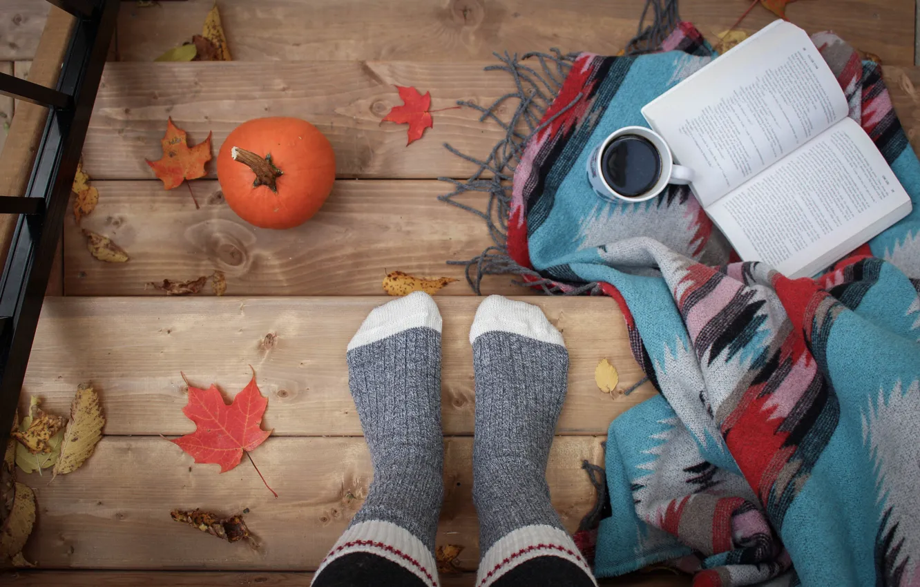 Фото обои осень, уют, тепло, ноги, доски, кофе, лестница, кружка