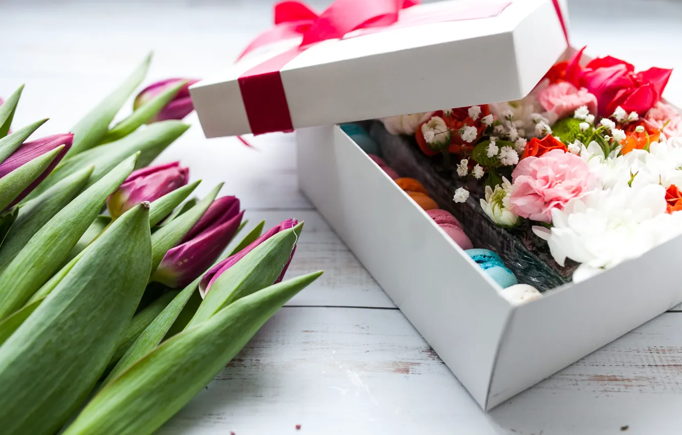 Фото обои коробка, розы, печенье, тюльпаны, Хризантемы, Полевые цветы