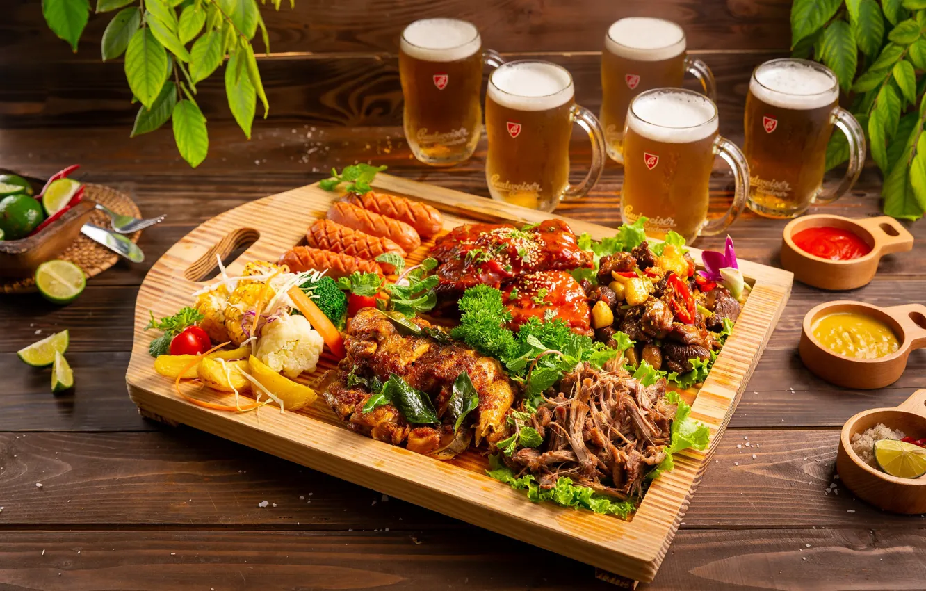Фото обои сосиски, пиво, мясо, овощи, соус, картофель, ассорти